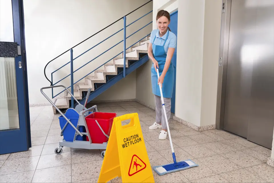 Equipo de limpieza profesional ejecutando el plan mensual de mantenimiento en un edificio de propiedad horizontal en Montevideo