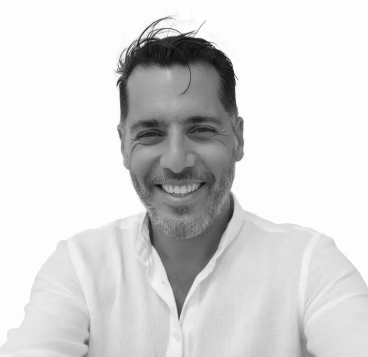 Sebastián López, Gerente Ejecutivo de ATENAS®, lidera la planificación y supervisión de procesos con enfoque en la eficiencia, la excelencia operativa y la calidad ambiental.