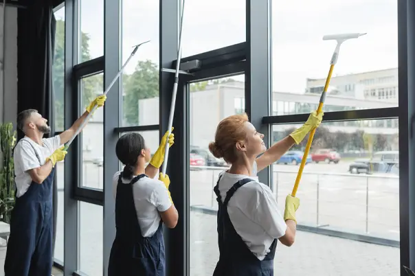 Limpieza profesional de vidrios y blindex en oficinas corporativas para mejorar la luminosidad y la imagen del espacio
