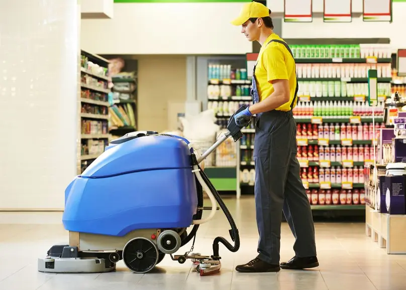 Operario realizando limpieza profesional en un local comercial