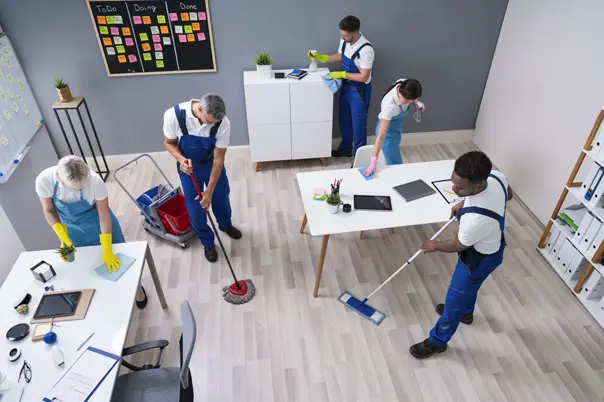 Limpieza profunda de pisos y alfombras en oficinas corporativas de alto tránsito con tratamiento profesional